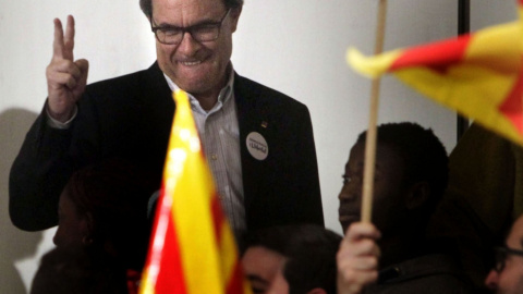 El presidente de la Generalitat en funciones, Artur Mas, saluda a los asistentes a su llegada al mitin final de campaña de Democràcia i Llibertat (DiL) en Barcelona. EFE/Marta Pérez