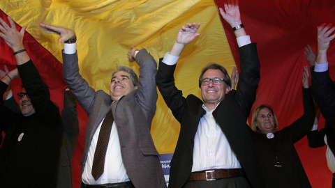 El presidente de la Generalitat en funciones, Artur Mas, junto al cabeza de lista de de Democràcia i Llibertat (DiL), Francesc Homs, durante el mitin final de campaña en Barcelona. EFE/Marta Pérez