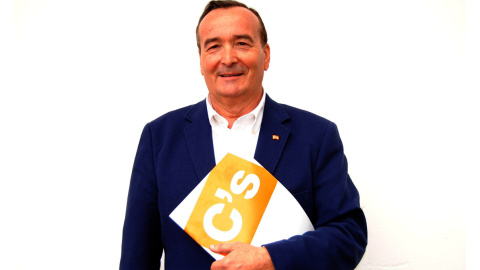 Domingo Lorenzo Rodríguez, con una carpeta de propaganda electoral de Ciudadanos.