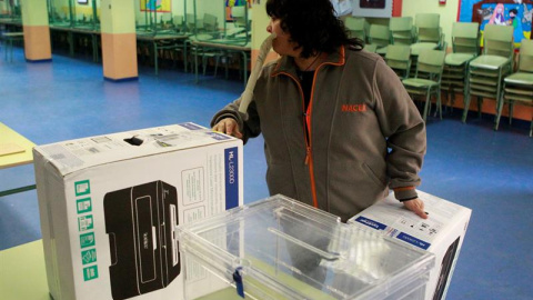 Preparativos en el colegio electoral Ortega y Gasset de Madrid para las elecciones generales de este domingo. EFE/Víctor Lerena