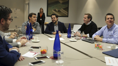 El candidato de Ciudadanos para la Presidencia del Gobierno, Albert Rivera (2ºi), reunido con los miembros de su candidatura en el hotel Eurobuilding de Madrid, donde el partido vivirá la noche electoral. EFE/Ballesteros