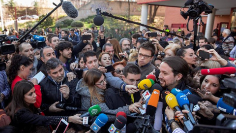 El candidato de Podemos a la Presidencia del Gobierno, Pablo Iglesias, hace declaraciones a los medios de comunicación tras haber votado esta mañana en el IES Tirso de Molina, de la Avenida de la Albufera, durante la jornada de elecciones g