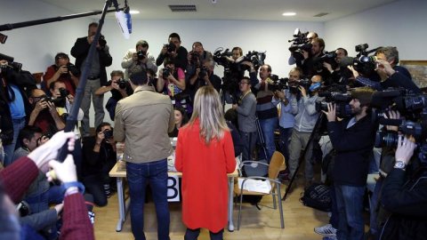 El candidato por el PSOE a la presidencia del Gobierno, Pedro Sánchez, y su esposa, Begoña Fernández, votan para las elecciones generales en el Centro Cultural Volturno de la localidad madrileña de Pozuelo de Alarcón. EFE/Zipi