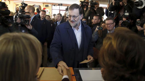 El presidente del Gobierno y candidato a la reelección por el PP, Mariano Rajoy, ejerce su derecho al voto en un colegio de Aravaca. EFE/Angel Díaz