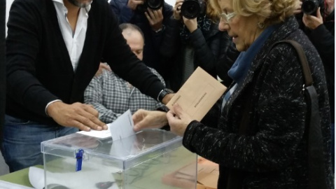 La alcaldesa de Madrid, Manuela Carmena, ejerce su derecho a voto este 20-D.