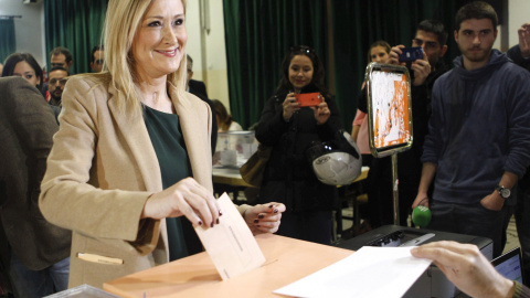 La presidenta de la Comunidad, Cristina Cifuentes, ejerce su derecho al voto en el Colegio Sagrado Corazón de Madrid, para las elecciones generales que se celebran hoy en toda España. EFE/Sandra Jabalera