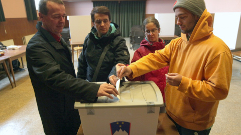 Una familia vota en un colegio electoral en un referéndum sobre el derecho a casarse y adoptar niños de parejas del mismo sexo, en Sora, Eslovenia 20 de diciembre de 2015. REUTERS/Srdjan Zivulovic