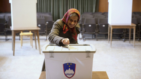 Una mujer vota en un colegio electoral en un referéndum sobre el derecho a casarse y adoptar niños de parejas del mismo sexo, en Sora, Eslovenia. REUTERS/Srdjan Zivulovic