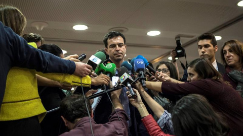 El líder y candidato de Unión Progreso y Democracia (UPYD), Andrés Herzog, declara a los medios de comunicación a su llegada al hotel donde espera los resultados con su equipo. EFE/Santi Donaire