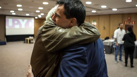 El líder y candidato de Unión Progreso y Democracia (UPYD), Andrés Herzog, se abraza a un simpatizante a su llegada al hotel donde esperará los resultados con su equipo. EFE/Santi Donaire