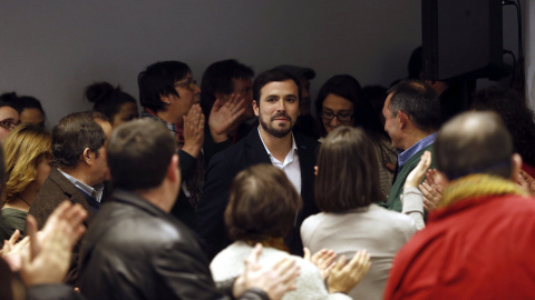 El líder Unidad Popular-Izquierda Unida, Alberto Garzón, junto a miembros de la dirección y de la candidatura por Madrid, después de su intervención para valorar los resultados electorales del 20-D en la sede de Izquierda Unida, en Madrid. 