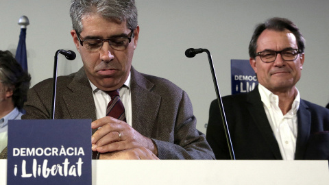 El presidente en funciones de la Generalitat, Artur Mas, y el candidato de Democràcia i Llibertat, Francesc Homs, durante su comparecencia tras conocer los resultados en las elecciones generales del 20-D en Barcelona. EFE/Alberto Estévez.