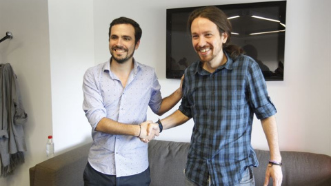 Alberto Garzón y Pablo Iglesias, en un encuentro en la sede de Podemos. E.P.