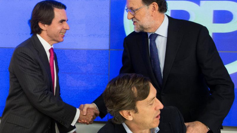 Mariano Rajoy, saludando al expresidente del Gobierno José María Aznar, a su llegada a la reunión del Comité Ejecutivo Nacional del partido para analizar los resultados de las elecciones generales del 20D. EFE/Tarek