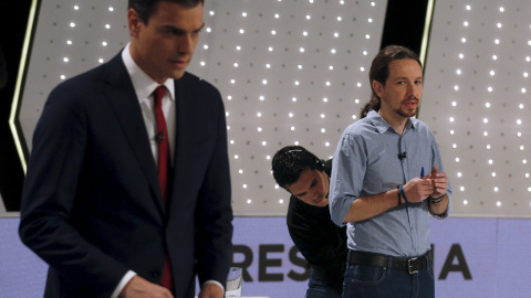 El secretario general del PSOE, Pedro Sánchez, y el líder de Podemos, Pablo Iglesias, en el debate a 4 en Atresmedia. REUTERS/Sergio Perez