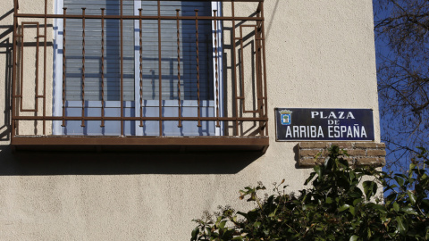 Placa identificativa de la plaza "Arriba España" de Madrid que cambiará su nombre en los próximos seis meses. EFE/Zipi