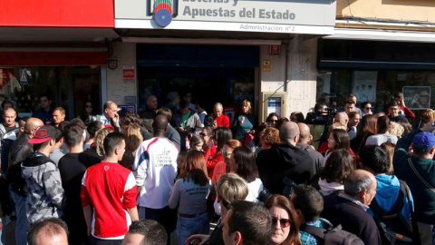 Muchas personas se han acercado a la administracion nº 2 de Roquetas de Mar (Almería), que ha vendido casi íntegramente el número del Gordo de la Lotería de Navidad de este año, que ha caído en el 79.140, premiado con cuatro millones de eur