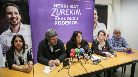 El diputado electo de Podemos por Álava, Junatxo López de Uralde, junto a los senadores, Conchi Palencia, Elvira García y Ángel Mesón ; y la responsable de la campaña electoral, Edurne García. EFE/David Aguilar