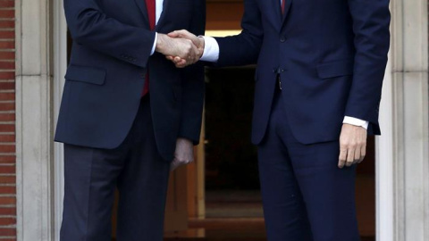 El presidente del Gobierno, Mariano Rajoy (i), y el líder del PSOE, Pedro Sánchez (d), se han saludado hoy, en el Palacio de La Moncloa, antes de iniciar su primera reunión tras las elecciones generales. /EFE