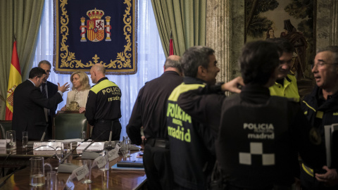 La delegada del Gobierno en Madrid, Concepción Dancausa, durante la reunión mantenida para presentar el dispositivo de seguridad con motivo de las fiestas de Navidad. EFE/Emilio Naranjo