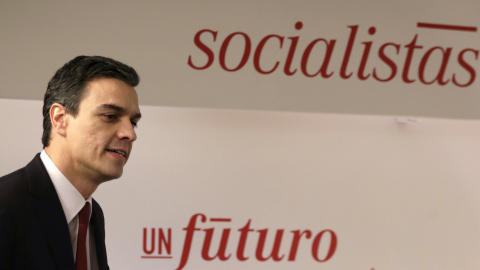 El secretario general del PSOE, Pedro Sánchez, durante la rueda de prensa en la sede socialista de Ferraz, después de reunirse durante algo menos de una hora con el presidente en funciones del Gobierno, Mariano Rajoy, en el Palacio de la Mo