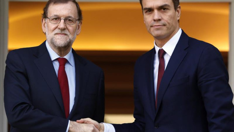 El presidente del Gobierno, Mariano Rajoy (i), y el líder del PSOE, Pedro Sánchez (d), se han saludado hoy, en el Palacio de La Moncloa, antes de iniciar su primera reunión tras las elecciones generales. /EFE