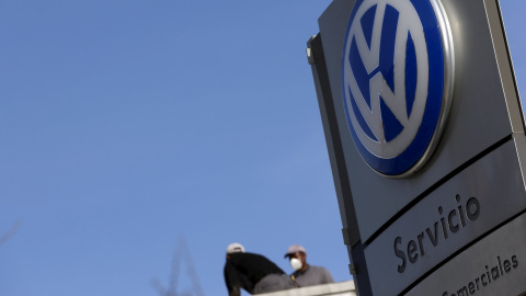 Logotipo de Volkswagen en un concesionario en Madrid, España. REUTERS