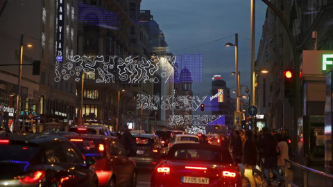 Tráfico intenso en la Gran Vía madrileña ayer por la noche. /EFE