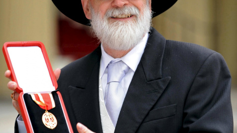 Terence David John "Terry" Pratchett, fue un escritor británico de fantasía y ciencia ficción. Falleció del 12 de marzo de 2015 a los 66 años. REUTERS/Ian Nicholson