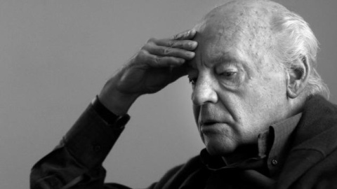 Eduardo Galeano, periodista y escritor uruguayo, ganador del premio Stig Dagerman, considerado como uno de los más destacados autores de la literatura latinoamericana. Falleció el 13 de abril de 2015 a los 74 años./EFE/ ALBERTO ESTÉVEZ