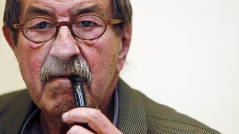 Gunter Grass, un escritor y artista alemán, galardonado con el Premio Nobel de Literatura y el Premio Príncipe de Asturias de las Letras en 1999.  Falleció el 13 de abril de 2015 a los 87 años. REUTERS/Susana Vera