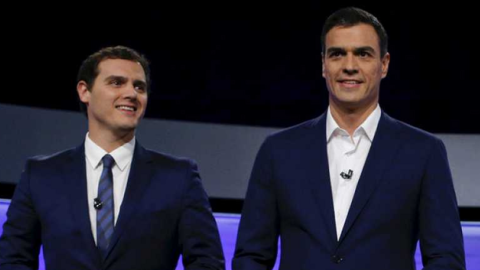 Pedro Sánchez junto a Albert Rivera en uno de los debates electorales que celebraron.