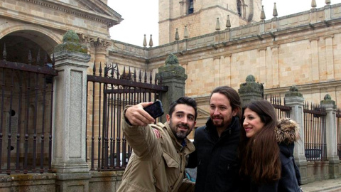 El secretario general de Podemos, Pablo Iglesias, se hace un selfi con dos zamoranos tras comparecer ante los medios.- Mariam A. Montesinos (EFE)