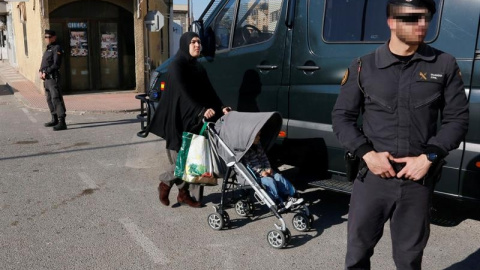 Un centenar de efectivos de la Guardia Civil permanecen en Roquetas de Mar. EFE/Carlos Barba