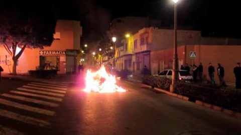 Una imagen de los disturbios tras la muerte de un guineano en Roquetas de Mar. EFE/Dueñas