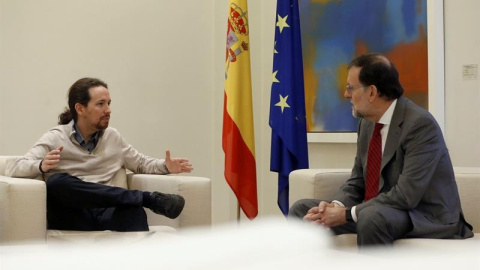 El presidente del Gobierno español en funciones, Mariano Rajoy, y el secretario general de Podemos, Pablo Iglesias, durante la reunión en el Palacio de La Moncloa. EFE/JUAN CARLOS HIDALGO