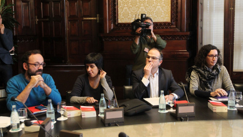 Los portavoces de la CUP, Benet Salellas y Anna Gabriel, junto a sus homólogos de Junts pel Si, Jordi Turull y Marta Rovira, durante la reunión de la Mesa y la Junta de Portavoces del Parlament. EFE/Marta Pérez