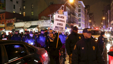 Un manifestante muestra una pancarta con el mensaje "Las vidas de los niños negros importan". REUTERS/Eduardo Munoz