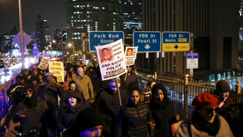 Varias personas encabezan una protesta en Brooklyn, después de la decisión del jurado de Cleveland. REUTERS/Eduardo Munoz