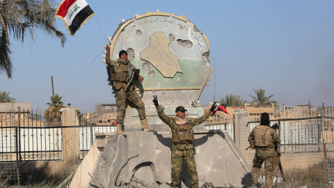 Solsadis iraquíes celebran la recuperación de la ciudad de Ramadi de manos del Estado Islámico.- REUTERS