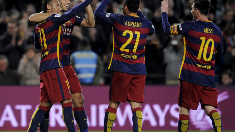 El pichichi del FC Barcelona Luis Suárez celebra con Neymar, Adriano y Messi su segundo giol ante el Betis en partido de Liga disputado en el Nou Camp. REUTERS/Stringer