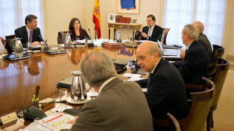 El jefe del Gobierno, Mariano Rajoy (c), durante la última reunión del Consejo de Ministros del año y la primera del Gabinete en funciones tras el 20D, que se celebra hoy en medio de las negociaciones para la investidura y que aprobará medi