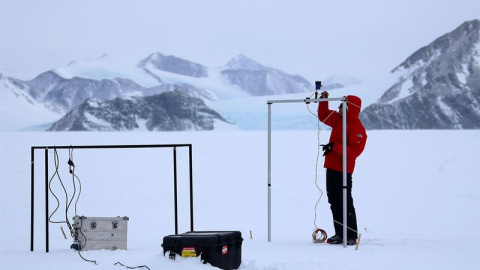 Imagen tomada el 22 de noviembre de 2015 que muestra a un científico instalando un instrumento de medición de la radiación solar y su albedo en el campamento Glaciar Union, a 1000 km del Polo Sur. Investigadores de la Universidad de Santiag