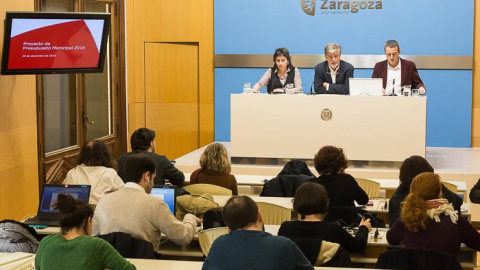 El alcalde de Zaragoza, Pedro Santisteve (ZeC), ha presentado este martes el proyecto de Presupuestos municipales flanqueado por la vicealcaldesa, Luisa Broto, y el concejal de Economía, Fernando Rivarés.