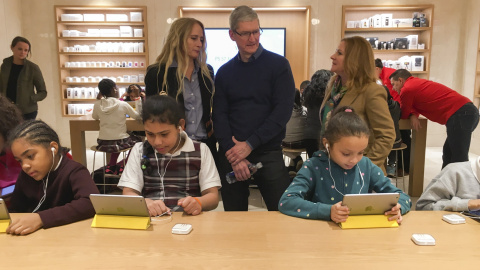 El consejero delegado de Apple, Tim Cook, en un acto con escolares estadounidenses, enla tienda de la compañía en Manhattan.. REUTERS/Carlo Allegri