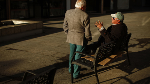 Dos pensionistas conversan en la calle, en Ronda (Málaga). REUTERS/ Jon Nazca