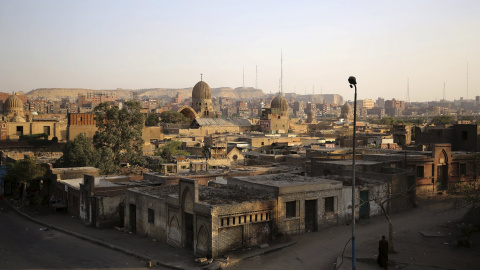 Vista de la necrópolis de El Cairo conocida como la Ciudad de los Muertos, donde habitran desde hace cientos de años decenas de miles de personas, en una urbe con una población estimada en unos 20 millones de personas. REUTERS / Asmaa Wagui