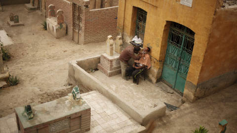 Un barbero afeita a un hombre en la Ciudad de los Muertos de El Cairo. REUTERS/Asmaa Waguih