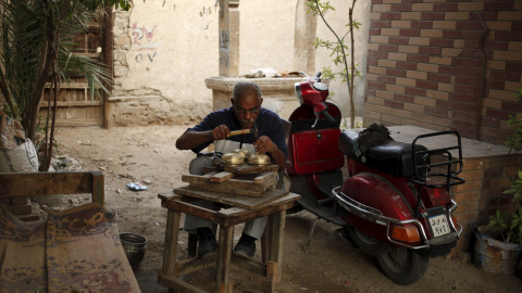 Un hombre trabaja en un callejón dentro de la Ciudad de los Muertos de El Cairo. REUTERS / Asmaa Waguih