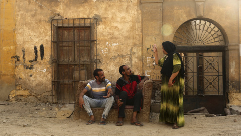 Varios de los habitanes de la Ciudad de los Muertos conversan entre sus improvisadas residencias entre las tumbas de la necróppolis de El Cairo. REUTERS/Asmaa Waguih